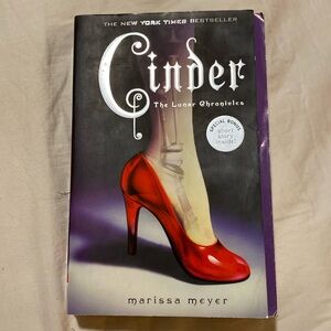 Cinder The Lunar Chronicles by Marissa Meyer